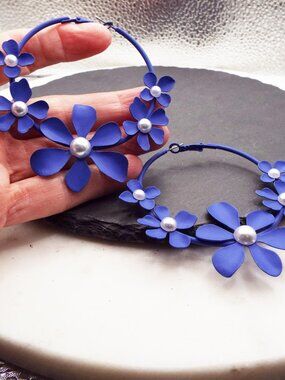 VERY LARGE BEAUTIFUL BLUE STARFLOWERS W/ PERL CENTERS HOOP PIERCED EARRINGS 1